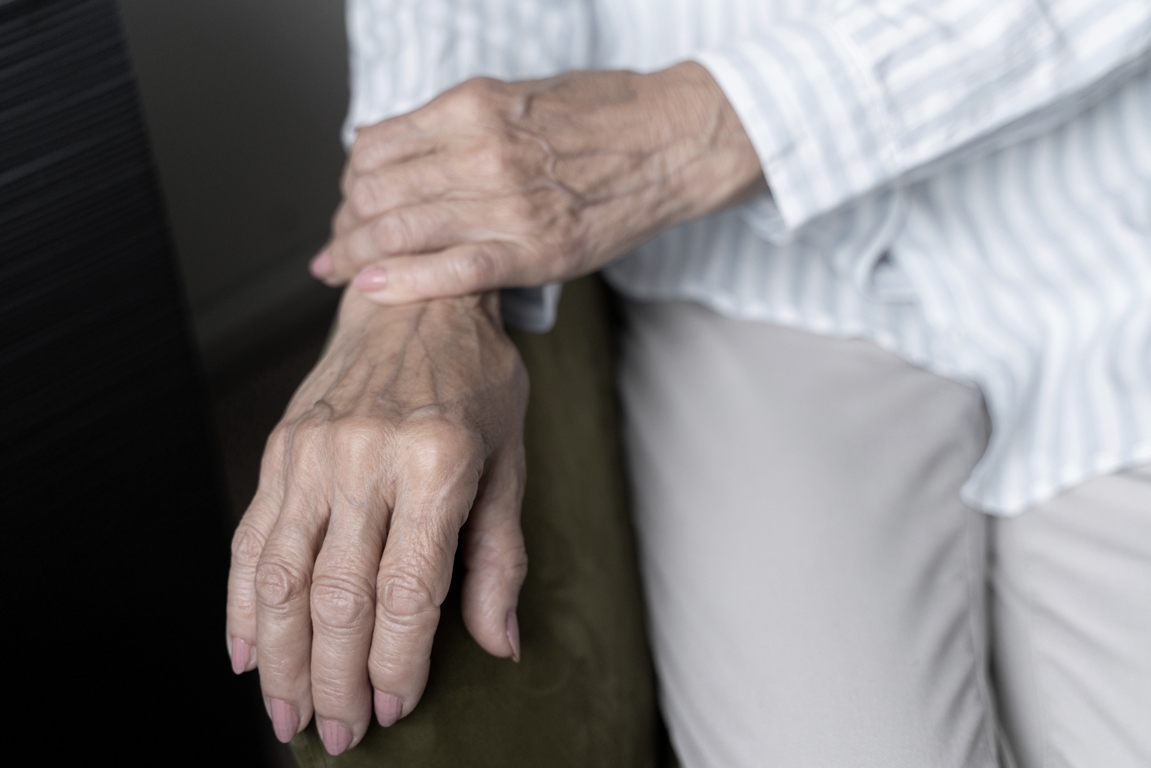 Почему болят суставы у пожилых людей?